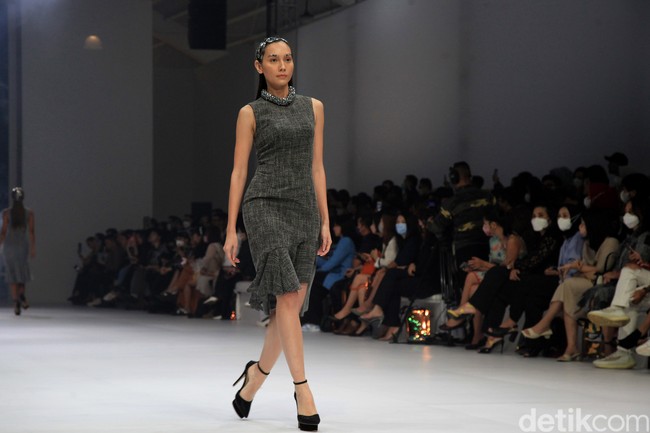 Fashion show koleksi terbaru Yosafat Dwi Kurniawan di Jakarta Fashion Week 2023, bertempat di Pondok Indah Mal 3, Jakarta, Kamis [27/10/2022]. Para model melangkah dalam balutan busana yang didominasi palet monokrom hitam dan abu-abu. Foto: Ari Saputra/Detikcom.
