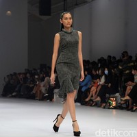 Fashion show koleksi terbaru Yosafat Dwi Kurniawan di Jakarta Fashion Week 2023, bertempat di Pondok Indah Mal 3, Jakarta, Kamis [27/10/2022]. Para model melangkah dalam balutan busana yang didominasi palet monokrom hitam dan abu-abu. Foto: Ari Saputra/Detikcom.