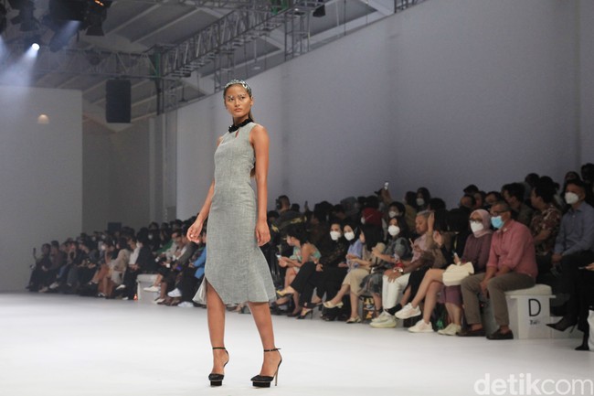 Fashion show koleksi terbaru Yosafat Dwi Kurniawan di Jakarta Fashion Week 2023, bertempat di Pondok Indah Mal 3, Jakarta, Kamis [27/10/2022]. Para model melangkah dalam balutan busana yang didominasi palet monokrom hitam dan abu-abu. Foto: Ari Saputra/Detikcom.