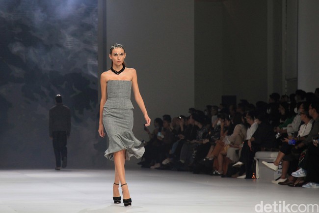 Fashion show koleksi terbaru Yosafat Dwi Kurniawan di Jakarta Fashion Week 2023, bertempat di Pondok Indah Mal 3, Jakarta, Kamis [27/10/2022]. Para model melangkah dalam balutan busana yang didominasi palet monokrom hitam dan abu-abu. Foto: Ari Saputra/Detikcom.