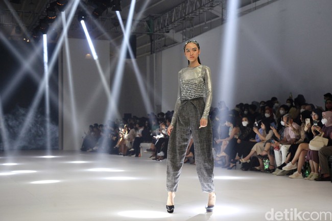 Fashion show koleksi terbaru Yosafat Dwi Kurniawan di Jakarta Fashion Week 2023, bertempat di Pondok Indah Mal 3, Jakarta, Kamis [27/10/2022]. Para model melangkah dalam balutan busana yang didominasi palet monokrom hitam dan abu-abu. Foto: Ari Saputra/Detikcom.