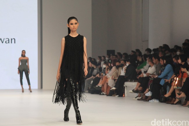 Fashion show koleksi terbaru Yosafat Dwi Kurniawan di Jakarta Fashion Week 2023, bertempat di Pondok Indah Mal 3, Jakarta, Kamis [27/10/2022]. Para model melangkah dalam balutan busana yang didominasi palet monokrom hitam dan abu-abu. Foto: Ari Saputra/Detikcom.