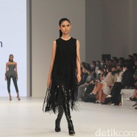 Fashion show koleksi terbaru Yosafat Dwi Kurniawan di Jakarta Fashion Week 2023, bertempat di Pondok Indah Mal 3, Jakarta, Kamis [27/10/2022]. Para model melangkah dalam balutan busana yang didominasi palet monokrom hitam dan abu-abu. Foto: Ari Saputra/Detikcom.