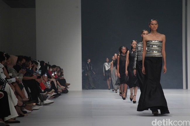 Fashion show koleksi terbaru Yosafat Dwi Kurniawan di Jakarta Fashion Week 2023, bertempat di Pondok Indah Mal 3, Jakarta, Kamis [27/10/2022]. Para model melangkah dalam balutan busana yang didominasi palet monokrom hitam dan abu-abu. Foto: Ari Saputra/Detikcom.