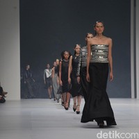 Fashion show koleksi terbaru Yosafat Dwi Kurniawan di Jakarta Fashion Week 2023, bertempat di Pondok Indah Mal 3, Jakarta, Kamis [27/10/2022]. Para model melangkah dalam balutan busana yang didominasi palet monokrom hitam dan abu-abu. Foto: Ari Saputra/Detikcom.