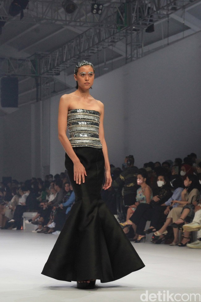 Fashion show koleksi terbaru Yosafat Dwi Kurniawan di Jakarta Fashion Week 2023, bertempat di Pondok Indah Mal 3, Jakarta, Kamis [27/10/2022]. Para model melangkah dalam balutan busana yang didominasi palet monokrom hitam dan abu-abu. Foto: Ari Saputra/Detikcom.