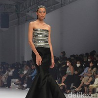 Fashion show koleksi terbaru Yosafat Dwi Kurniawan di Jakarta Fashion Week 2023, bertempat di Pondok Indah Mal 3, Jakarta, Kamis [27/10/2022]. Para model melangkah dalam balutan busana yang didominasi palet monokrom hitam dan abu-abu. Foto: Ari Saputra/Detikcom.