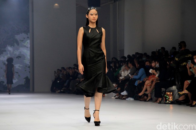 Fashion show koleksi terbaru Yosafat Dwi Kurniawan di Jakarta Fashion Week 2023, bertempat di Pondok Indah Mal 3, Jakarta, Kamis [27/10/2022]. Para model melangkah dalam balutan busana yang didominasi palet monokrom hitam dan abu-abu.  Foto: Ari Saputra/Detikcom.