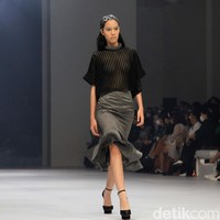 Fashion show koleksi terbaru Yosafat Dwi Kurniawan di Jakarta Fashion Week 2023, bertempat di Pondok Indah Mal 3, Jakarta, Kamis [27/10/2022]. Para model melangkah dalam balutan busana yang didominasi palet monokrom hitam dan abu-abu. Foto: Ari Saputra/Detikcom.