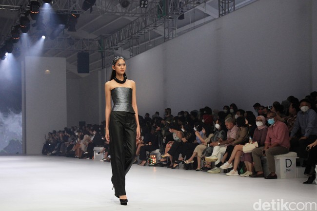 Fashion show koleksi terbaru Yosafat Dwi Kurniawan di Jakarta Fashion Week 2023, bertempat di Pondok Indah Mal 3, Jakarta, Kamis [27/10/2022]. Para model melangkah dalam balutan busana yang didominasi palet monokrom hitam dan abu-abu. Foto: Ari Saputra/Detikcom.
