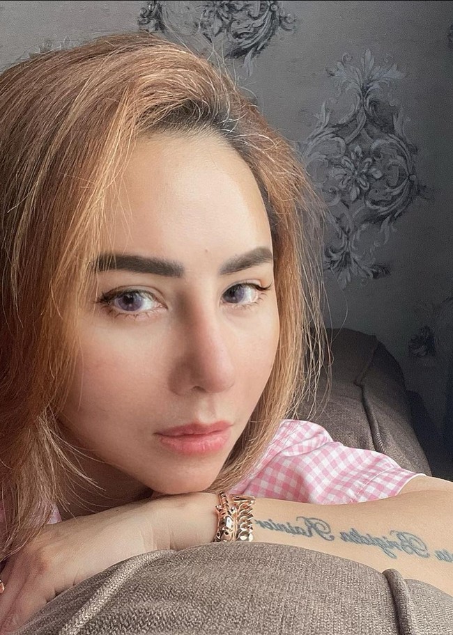 Wanita 48 tahun ini diketahui menjalani beberapa prosedur kecantikan, mu,ai dari facelift, rhinoplasty, operasi di dahi juga injeksi baby stemcell. Foto: Instagram/@femmypermatasari