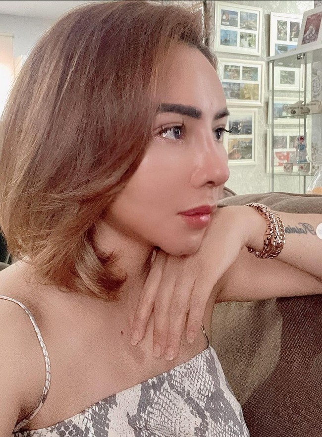 Bintang sinetron ‘Tuyul dan Mbak Yul’ ini rela menahan sakit demi menjadi cantik. “Begitulah Wanita kalau mau Cantik penuh pengorbanan alias Rempong 🤣🤣🤣,” tulisnya. Foto: Instagram/@femmypermatasari