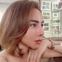 Bintang sinetron ‘Tuyul dan Mbak Yul’ ini rela menahan sakit demi menjadi cantik. “Begitulah Wanita kalau mau Cantik penuh pengorbanan alias Rempong 🤣🤣🤣,” tulisnya. Foto: Instagram/@femmypermatasari