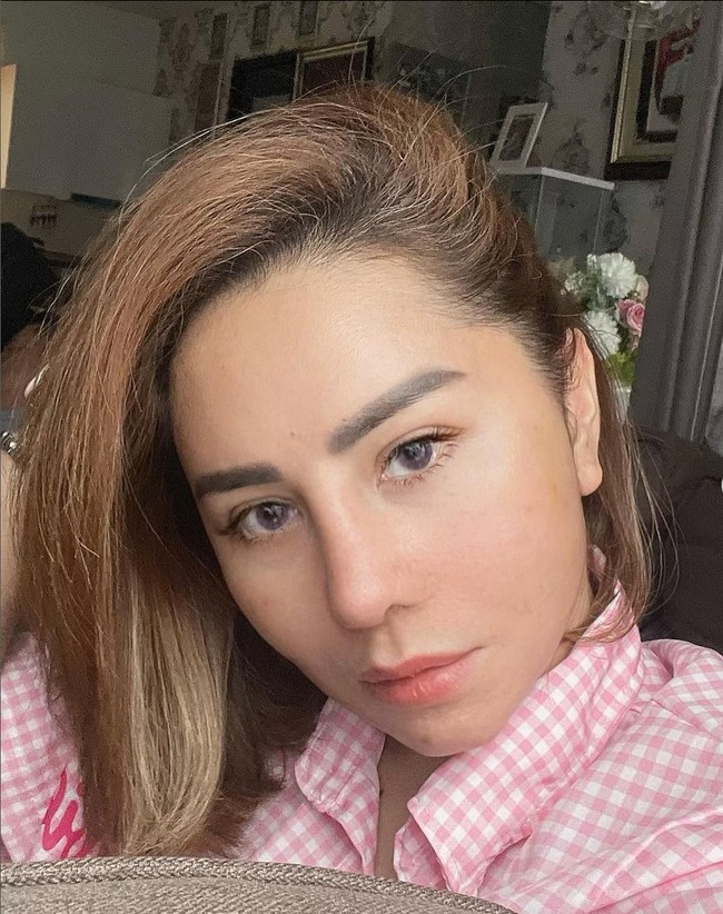 Femmy Permatasari menghabiskan beberapa bulan di Korea Selatan untuk operasi plastik sekaligus liburan. Foto: Instagram/@femmypermatasari