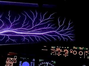 Pilot Bagikan Foto Fenomena Langka St Elmos Fire