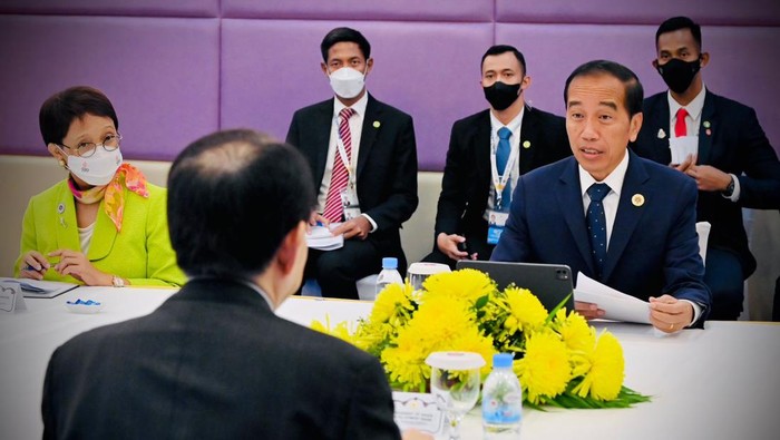 Presiden Jokowi menghadiri pertemuan dengan para pemimpin ASEAN di Hotel Sokha Phnom Penh, Kamboja. Ini foto-fotonya.