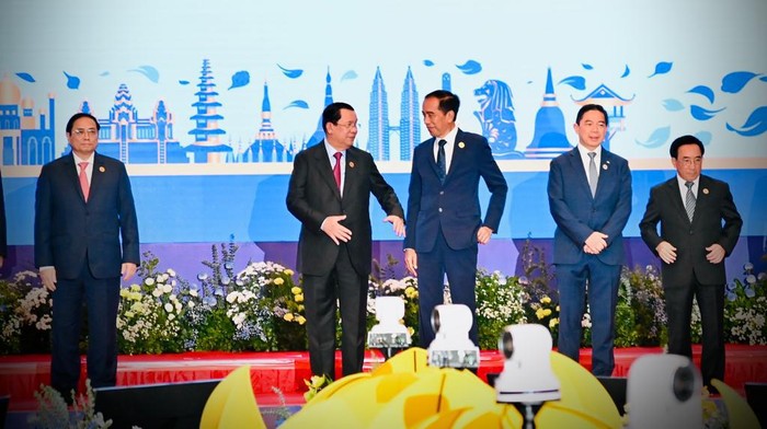 Presiden Jokowi menghadiri pertemuan dengan para pemimpin ASEAN di Hotel Sokha Phnom Penh, Kamboja. Ini foto-fotonya.