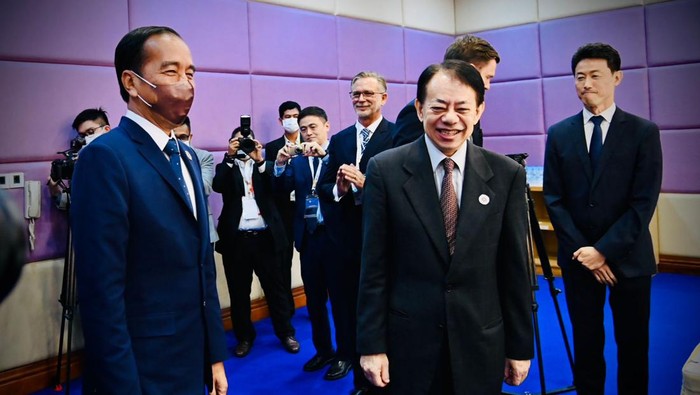 Foto-foto Jokowi di Hari Pertama KTT ASEAN Kamboja Presiden Jokowi menghadiri pertemuan dengan para pemimpin ASEAN di Hotel Sokha Phnom Penh, Kamboja. Ini foto-fotonya.