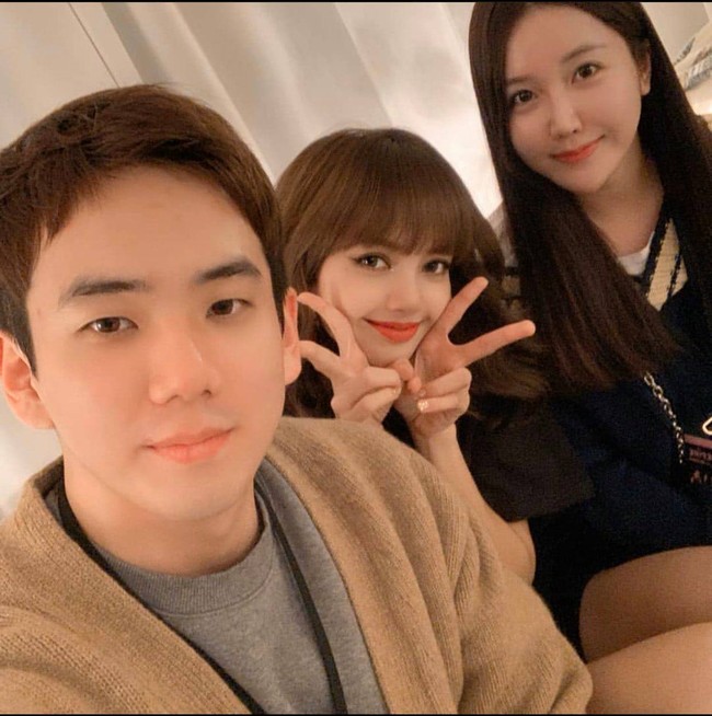 Foto Jisoo BLACKPINK dan kakak laki-lakinya Kim Junghun tak terekspos penggemar. Namun beredar foto bapak dua anak itu bersama istrinya saat bertemu Lisa BLACKPINK di belakang panggung. Foto: dok. Facebook BLACKPINK BLINK INTL
