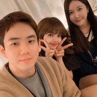 Foto Jisoo BLACKPINK dan kakak laki-lakinya Kim Junghun tak terekspos penggemar. Namun beredar foto bapak dua anak itu bersama istrinya saat bertemu Lisa BLACKPINK di belakang panggung. Foto: dok. Facebook BLACKPINK BLINK INTL