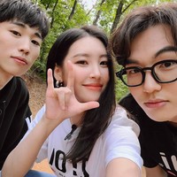 Tak banyak yang tahu Sunmi punya dua adik tampan, Lee Dong dan Lee Seung Dong. Keduanya punya proporsi tubuh bak model dan pernah terlibat pemotretan bersama Sunmi untuk ELLE dan Puma. Foto: dok. Instagram @miyayeah