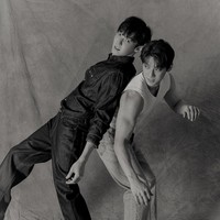 Lee Jung Min sekilas terlihat kembar dengan Minhyuk BTOB. Dikenal dengan nama James Lee, kakak Minhyuk BTOB adalah seorang produser musik. Penggemar sulit membedakan keduanya di foto ini. Foto: dok. Instagram @hutazone