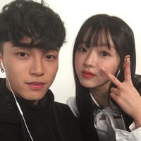 Kakak YooA Oh My Girl, Yoo Jun Sun tak kalah eksis sebagai kontestan acara survival Street Man Fighter. Dia adalah seorang koreografer yang tergabung dalam dance crew YGX. Keduanya terpaut tiga tahun. Foto: dok. Instagram @junsunyoo