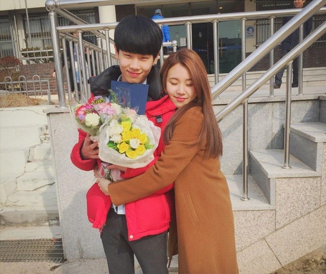 Adik Chaeyoung TWICE, Son Jeong Hun sudah tak asing bagi penggemar. Chaeyoung sempat mengunggah foto saat menghadiri acara kelulusannya pada 2017. Kini adiknya itu dikabarkan menjadi model. Foto: dok. Instagram @twicetagram