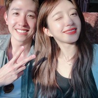 Hani EXID mengenalkan adiknya Ahn Tae Hwan saat tampil di acara televisi We Are Siblings pada 2016. Kini dia dikenal sebagai aktor yang membintangi drama Korea Ghost Doctor hingga Today’s Webtoon. Foto: dok. Instagram @ahnhani_92