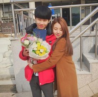 Adik Chaeyoung TWICE, Son Jeong Hun sudah tak asing bagi penggemar. Chaeyoung sempat mengunggah foto saat menghadiri acara kelulusannya pada 2017. Kini adiknya itu dikabarkan menjadi model. Foto: dok. Instagram @twicetagram