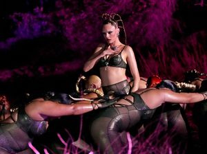Foto: Aksi Seleb di Show Lingerie Rihanna, Johnny Depp Paling Kontrovesial