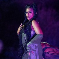 Taraji P. Henson mewakili jajaran aktris. Lingerie model korset dibungkus jubah senada menemani gayanya.  (Foto: Getty Images for Rihannas Savag/Kevin Mazur)