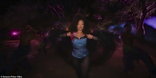 Sebagai tuan rumah, Rihanna tak kalah memukau. Tubuhnya berbalut lingerie dengan bodice yang dibungkus kain biru. Sarung tangan dan stoking hitam berbahan lace semakin menonjolkan kesan seksi. (Foto: Dok. Prime Video)