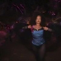 Sebagai tuan rumah, Rihanna tak kalah memukau. Tubuhnya berbalut lingerie dengan bodice yang dibungkus kain biru. Sarung tangan dan stoking hitam berbahan lace semakin menonjolkan kesan seksi. (Foto: Dok. Prime Video)