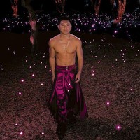 Tidak ketinggalan bintang Marvel Simu Liu yang tampil topless sambil memamerkan torsonya yang atletis. (Foto: Dok. Prime Video)