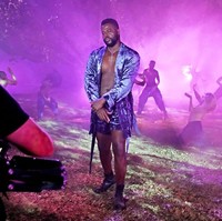 Aktor pria juga dilibatkan di sini. Salah satunya Winston Duke. (Foto: Getty Images for Rihannas Savag/Kevin Mazur)