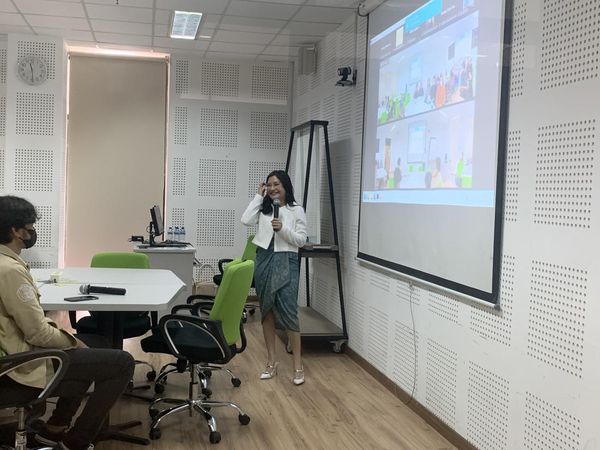 Gaya Prilly Mengajar di UGM untuk Kedua Kali