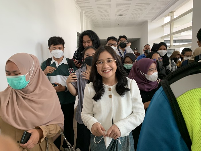 Gaya Prilly Latuconsina mengajar di UGM (Fahri Zulfikar/detikcom)