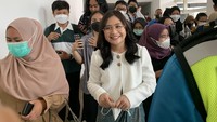 “Materi yang disampaikan itu lanjutan dari materi (pertemuan pertama) kemarin. Ini kita mempelajari soal media dan crisis handling. Jadi selain mempelajari kajian selebritasnya di sini juga mempelajari bagaimana kita membaca situasi, memitigasi risiko, dan juga menghandle suatu krisis,” ucapnya saat ditemui usai mengajar di Gedung Departemen Ilmu Komunikasi Fisipol UGM, Kamis (10/11/2022). (Foto: Fahri Zulfikar/detikcom)