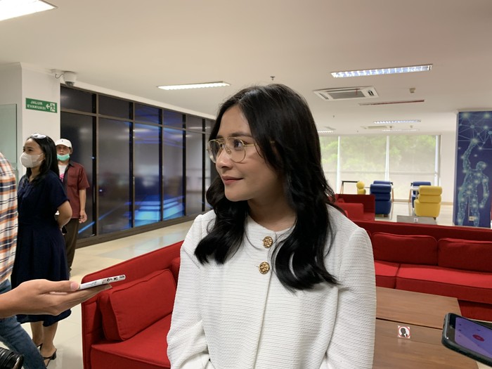 Gaya Prilly Latuconsina mengajar di UGM (Fahri Zulfikar/detikcom) Gaya Prilly Latuconsina mengajar di UGM (Fahri Zulfikar/detikcom)