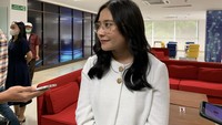 Prilly mendaftar dalam program tersebut untuk kemudian dicarikan universitas yang sesuai dengan kebutuhan dan keahlian praktisi tersebut. “Karena program praktisi mengajar ini, Program Kampus Merdeka akhirnya saya bisa punya kesempatan mengajar walaupun saya baru lulus S1, karena bisa mengajar sebagai dosen praktisi,” ujarnya.(Foto:Fahri Zulfikar/detikcom)