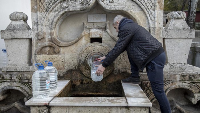 Gegara Perang, Air di Kota Mykolaiv Ukraina Keruh dan Asin MYKOLAIV, UKRAINE - NOVEMBER 09: Ananjeva Elena Ivanova, 71-years-old, shows the Γ’yellow waterΓ’Β coming from the faucet in her apartment in a central district of Mykolaiv City, Mykolaiv Oblast, Ukraine on November 09, 2022. Since mid-April water pipelines were destroyed by an attack leaving the industrial port city without water. After seven months, a salty and metallic water runs corroding the 750 miles of pipes causing a severe crisis for the remaining of the civilian population in the city. (Photo by Narciso Contreras/Anadolu Agency via Getty Images)