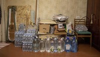 Warga memilih untuk memasok air bersih kemasan, namun stok kemasan itu pun sulit didapatkan.
