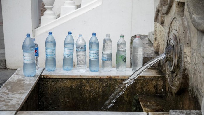 MYKOLAIV, UKRAINE - NOVEMBER 09: Ananjeva Elena Ivanova, 71-years-old, shows the âyellow waterâ coming from the faucet in her apartment in a central district of Mykolaiv City, Mykolaiv Oblast, Ukraine on November 09, 2022. Since mid-April water pipelines were destroyed by an attack leaving the industrial port city without water. After seven months, a salty and metallic water runs corroding the 750 miles of pipes causing a severe crisis for the remaining of the civilian population in the city. (Photo by Narciso Contreras/Anadolu Agency via Getty Images)