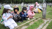 Tak hanya itu, siswa TK tersebut juga memanjatkan doa untuk para pahlawan yang telah berjuang dalam merebut dan mempertahakan kemerdekaan Indonesia. Mereka mengunjungi makam dengan mengenakan seragam profesi seperti polisi, petugas KAI, suster, dsb.