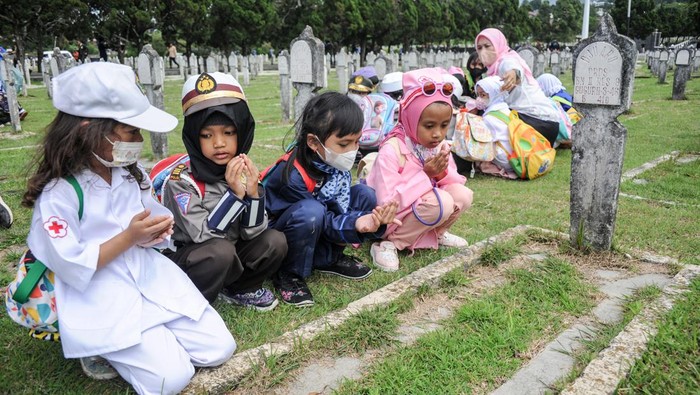 Siswa taman kanak-kanak (TK) memanjatkan doa di Taman Makam Pahlawan, Cikutra, Bandung, Jawa Barat, Kamis (10/11/2022). Ziarah ke TMP Cikutra tersebut dalam rangka memperingati Hari Pahlawan dan mengenang jasa pahlawan yang telah berjuang dalam merebut dan mempertahankan kemerdekaan Indonesia. ANTARA FOTO/Raisan Al Farisi/tom.