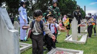 Siswa taman kanak-kanak (TK) menaburkan bunga di Taman Makam Pahlawan, Cikutra, Bandung, Jawa Barat, Kamis (10/11/2022). Kegiatan ini dalam rangka memperingati Hari Pahlawan.