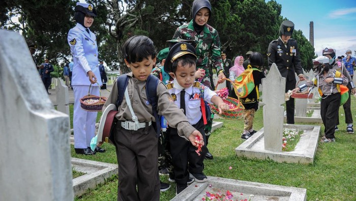 Siswa taman kanak-kanak (TK) memanjatkan doa di Taman Makam Pahlawan, Cikutra, Bandung, Jawa Barat, Kamis (10/11/2022). Ziarah ke TMP Cikutra tersebut dalam rangka memperingati Hari Pahlawan dan mengenang jasa pahlawan yang telah berjuang dalam merebut dan mempertahankan kemerdekaan Indonesia. ANTARA FOTO/Raisan Al Farisi/tom.