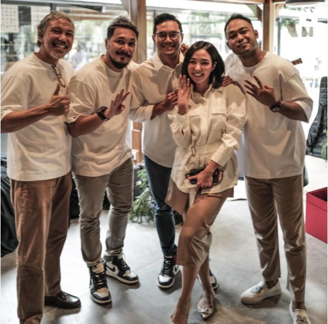 Dalam foto juga terlihat jika Gisel dan Rino tampaknya sudah dekat dengan sahabat satu sama lain. Rino Soedarjo sendiri diketahui bukan berasal dari keluarga sembarangan. Ia merupakan seorang pengusaha tampan yang berasal dari keluarga konglomerat. Foto: Instagram/@rinosoedarjo