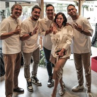 Dalam foto juga terlihat jika Gisel dan Rino tampaknya sudah dekat dengan sahabat satu sama lain. Rino Soedarjo sendiri diketahui bukan berasal dari keluarga sembarangan. Ia merupakan seorang pengusaha tampan yang berasal dari keluarga konglomerat. Foto: Instagram/@rinosoedarjo